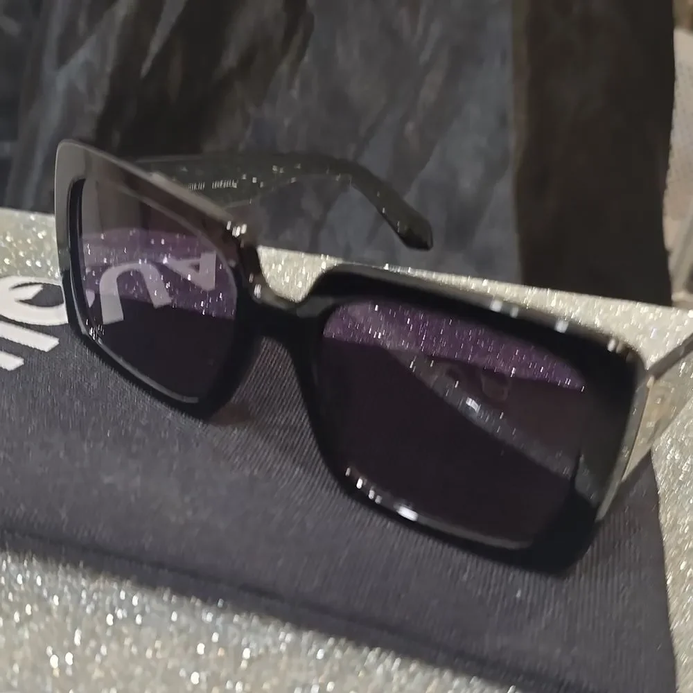 Quay Australia Total Vibe Oversized Sunglasses- Black Frame/Smoke Lens‎
